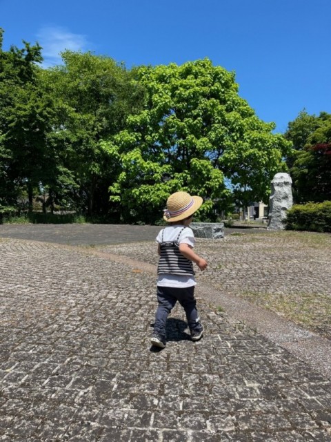 元気一杯に公園で遊ぶ我が娘　たくさん動き回っています！