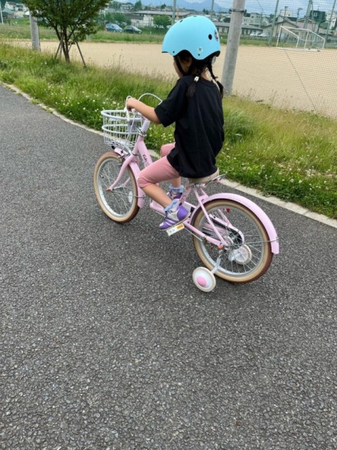 誕生日プレセントの自転車で一生懸命練習する長女。