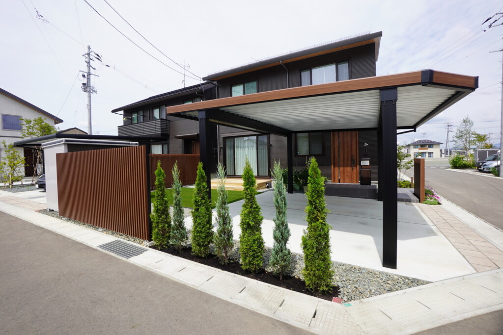 素敵な木調が効いてるエクステリア