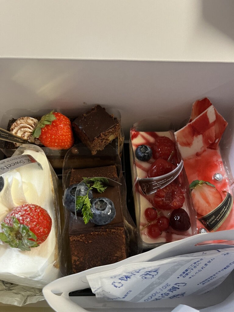 私の誕生日を家族にお祝いしてもらいました！たくさんの美味しいケーキでお祝い！