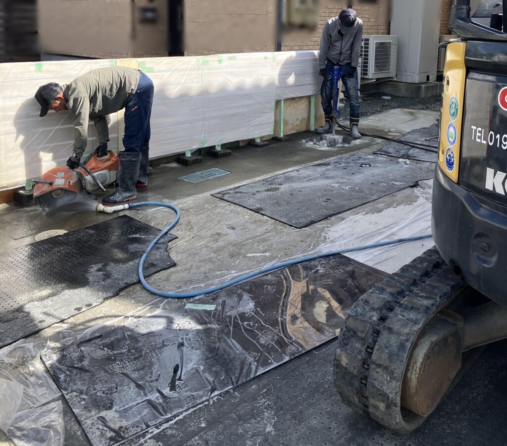 盛岡市の現場　リフォーム工事です。
特にハードな解体作業中です。
