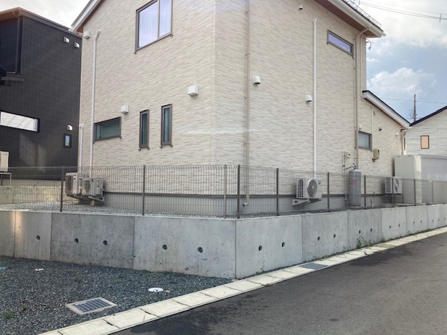 滝沢市の現場でフェンスの施工。
高低差のある所では転落防止の役目もします。