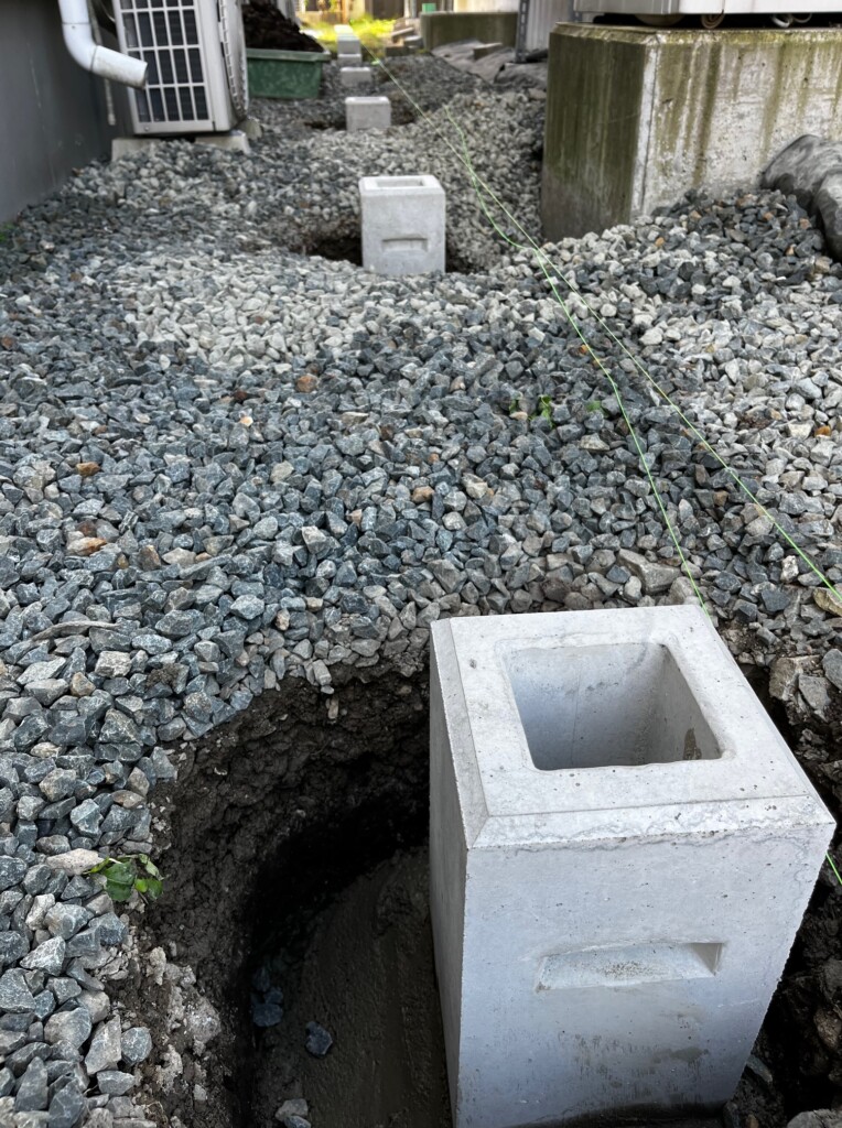 盛岡市の外構工事現場です。
フェンス基礎ブロックの設置作業です。

