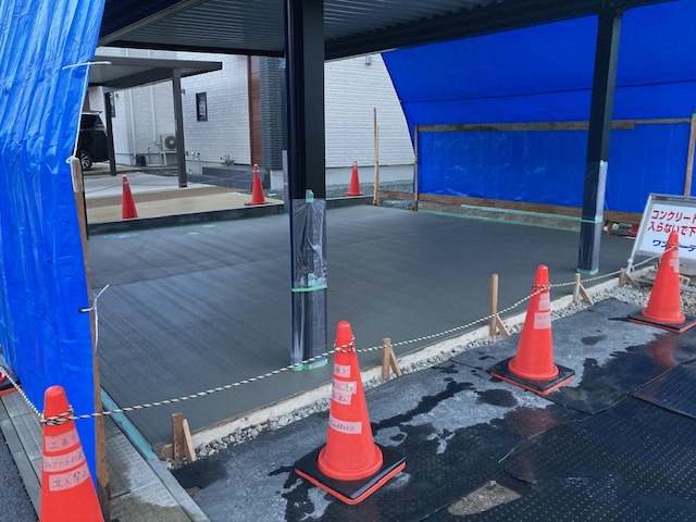 盛岡市の現場です。車庫の土間生コン打設中に急な雨でしたが、シート養生をして、仕上がりもキレイに！