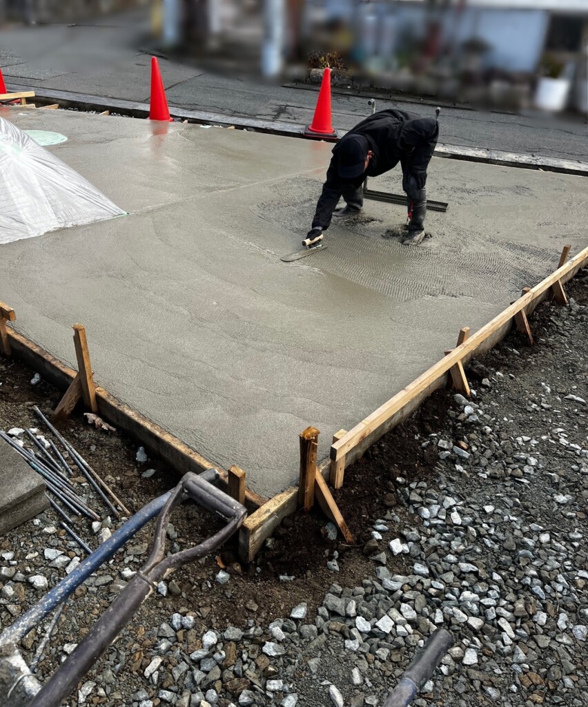 盛岡市の現場です。土間コンクリート打設中。綺麗に丈夫に仕上げるワンガーデンの施工。