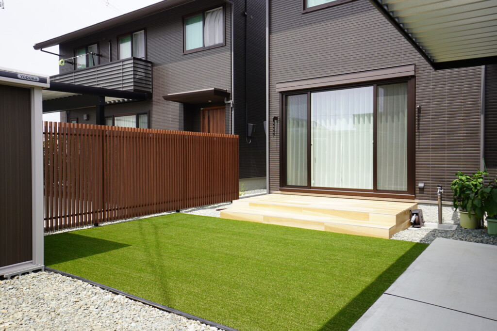 素敵な木調が効いてるエクステリア