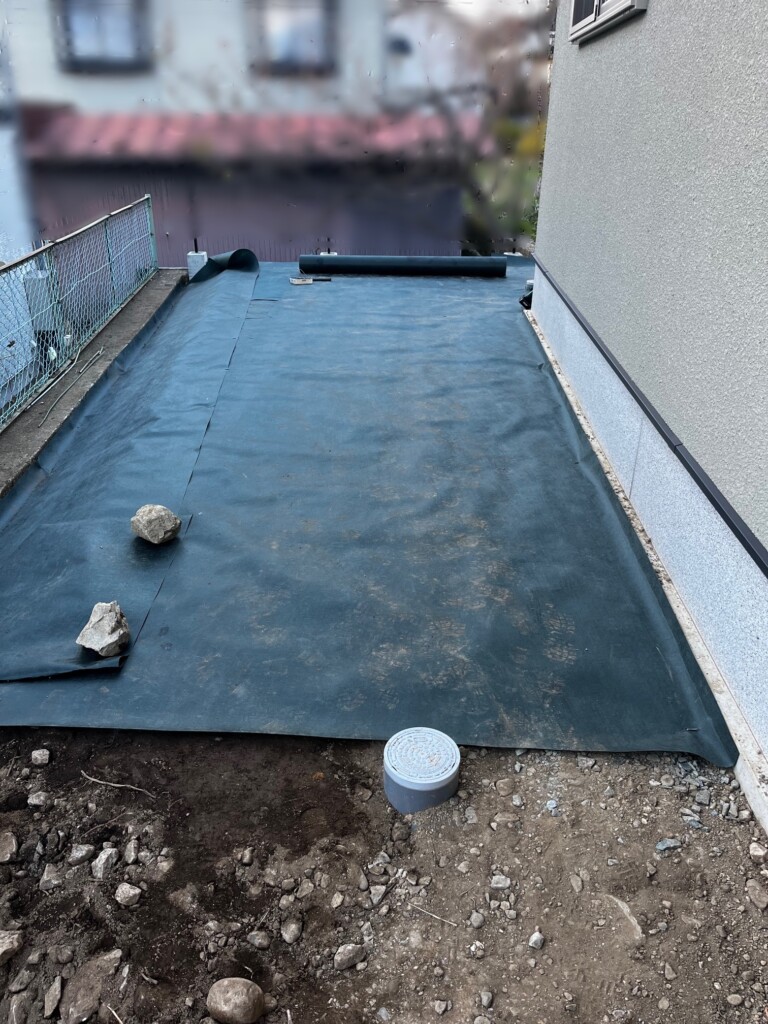 盛岡市の現場です。
砕石敷きの下に防草シートを敷いています。