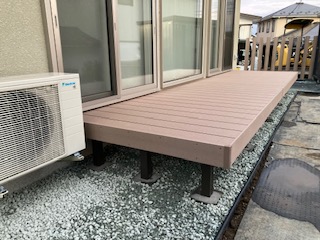 盛岡市の現場です。ウッドデッキの施工です。間口3間と広いスペースです！