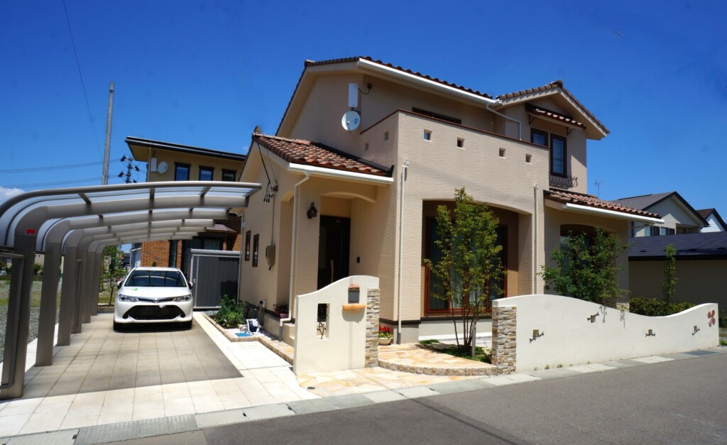 やさしい曲線の門袖が決め手