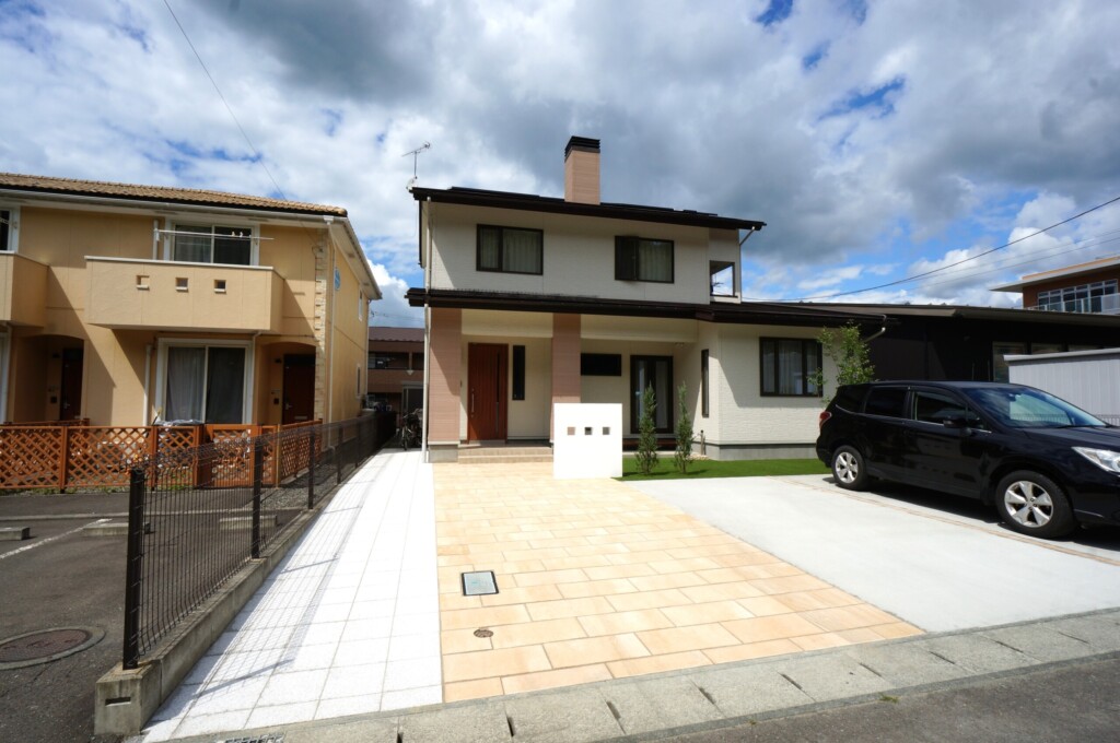 広々としたアプローチが爽快