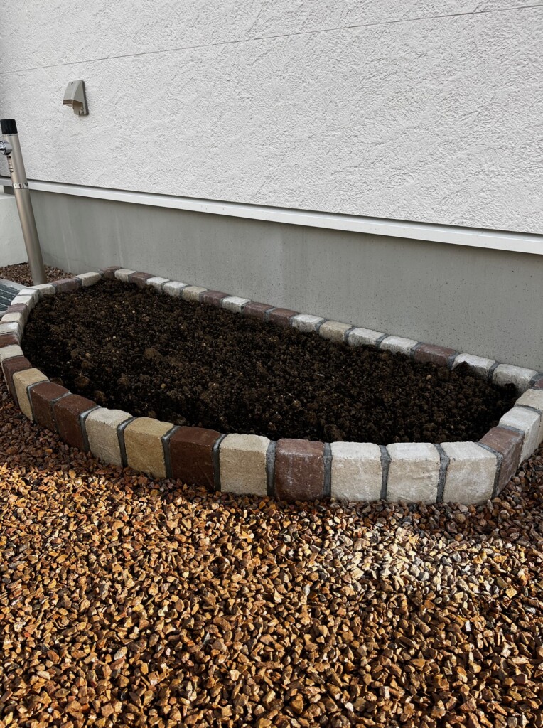 可愛らしい花壇で、春にお花を植えるのが楽しみですね♪
