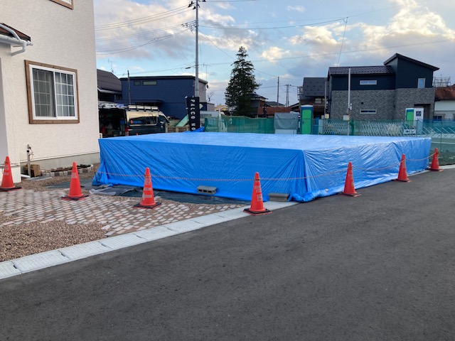 土間コンクリートの打設作業。
養生対策をしっかりして冬でもバッチリです！！