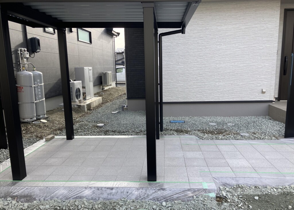 バイクを止める駐輪場とアプローチの施工です。