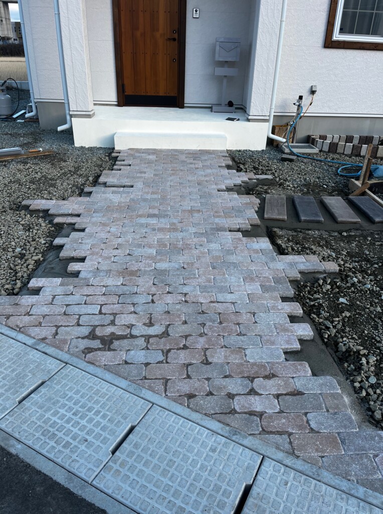 盛岡市の現場です！アプローチ完成
ロシェ・ヴィンテージのインターロッキングです。ランダムデザインのアプローチ。