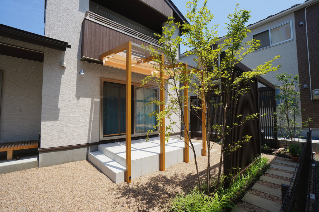 和の雰囲気で楽しむ小径のある庭