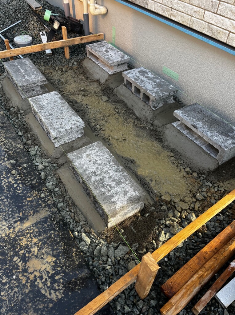 盛岡市の現場です。物置の基礎ブロック作業。ブロックを距離と水平を確かめながらの作業です！
