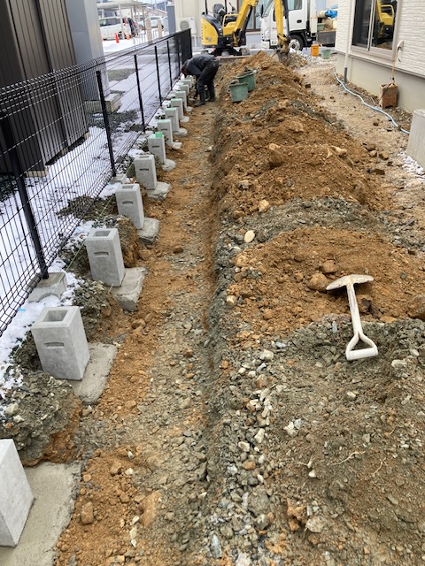 盛岡市の現場ではフェンス基礎の設置作業。モルタルで基礎をしっかり固めているので安心です！