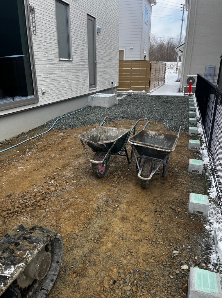 現場内の排雪もして、冬季間の工事もしっかり対策して工事を進めます！