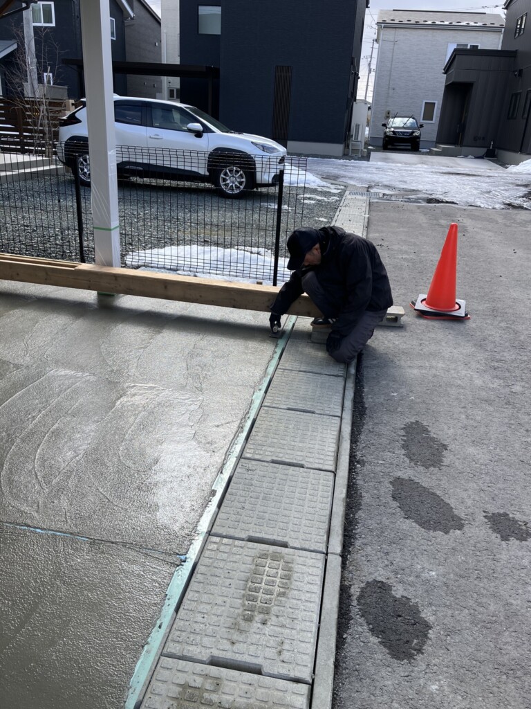 寒さもやわらいできたので、今年初のコンクリート作業です。