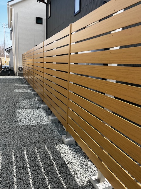 盛岡市の現場です。木目調のフェンスが素敵です。