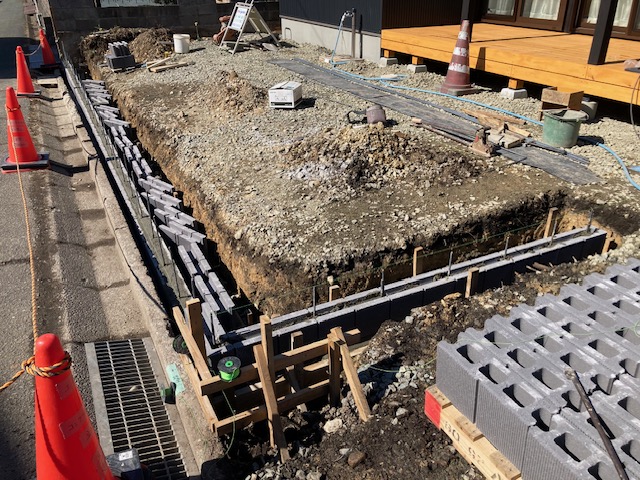 盛岡市の現場です。土留めブロック積み作業です。