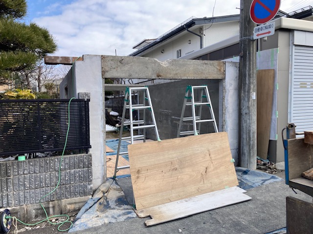 盛岡市のリフォームの現場です。
既存ガーレージの解体作業中です。