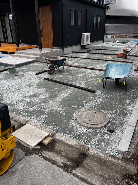 盛岡市の現場です。駐車スペースのアスファルト舗装工事中。