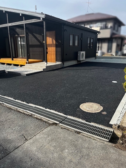 盛岡市の現場です。駐車スペースのアスファルト舗装完成。