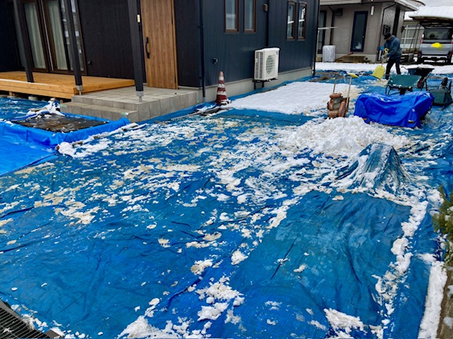 盛岡市の現場では、ひさびさに雪掻きからのスタートです。ブルーシートで養生もしっかりしていたので問題なく工事が進みます。