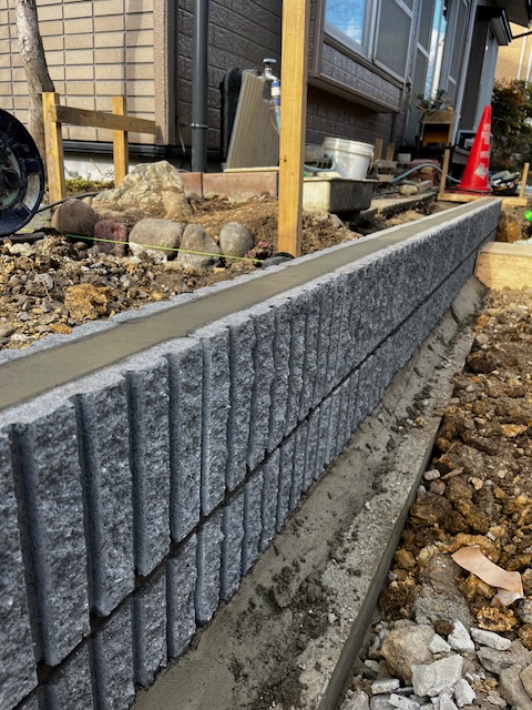 盛岡市の現場です。土留め工事のブロック積みも無事完了です。