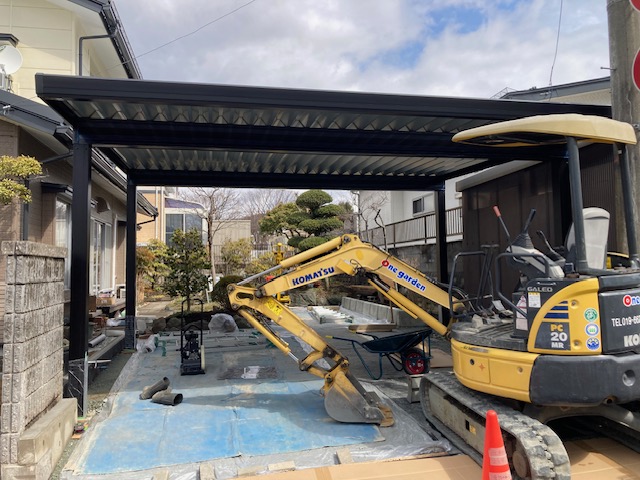 盛岡市の現場ではカーポート組立作業中。カーポートの高さはH25なので、ハイルーフの車でも安心です。