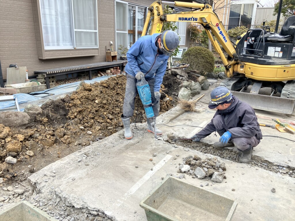 盛岡市の現場です。
コンクリート解体中です。
