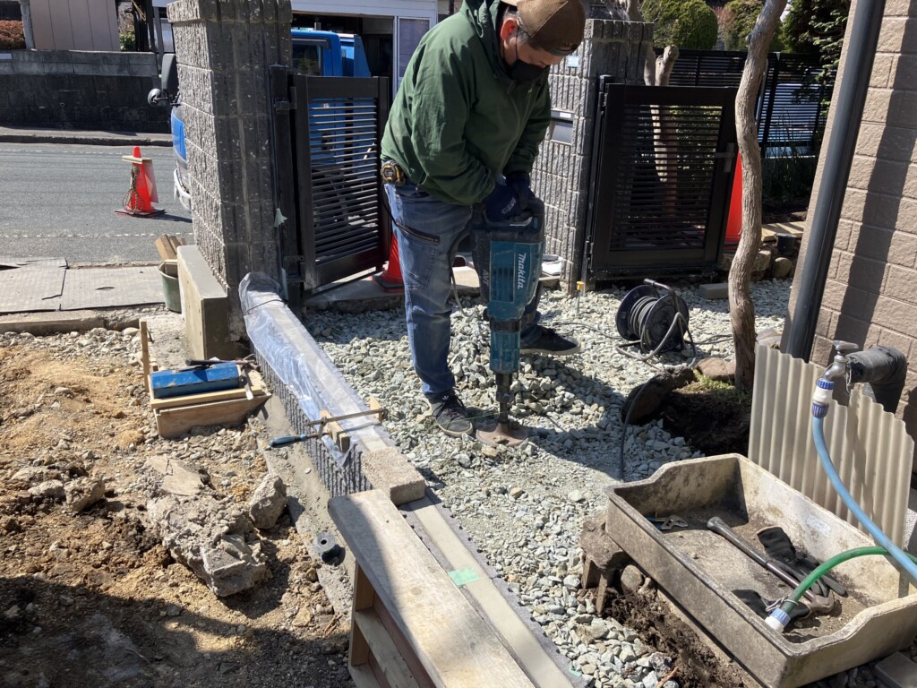 盛岡市のリフォームの現場です。
しっかり転圧します。