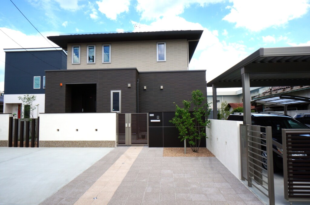 おしゃれな門袖のある外構（異素材を組み合わせて）