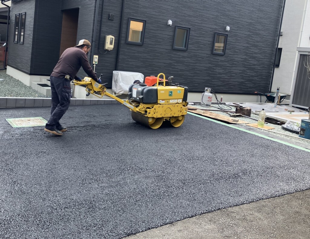 今日はアスファルト工事です。