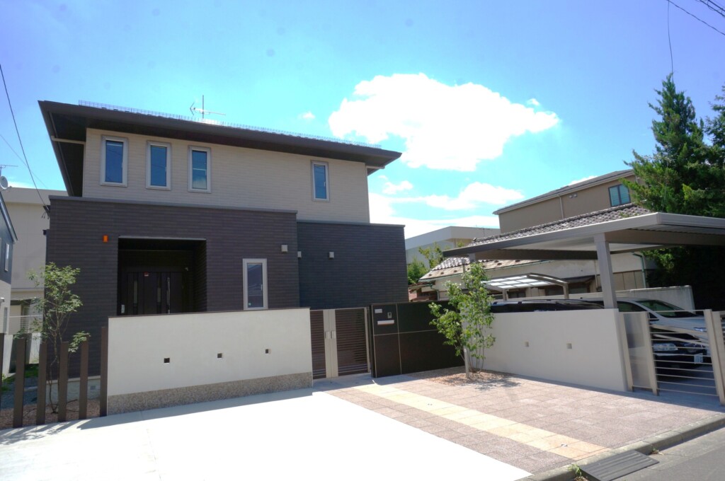 おしゃれな門袖のある外構（異素材を組み合わせて）