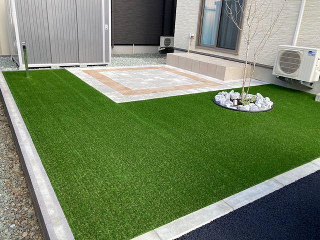 滝沢市の現場です。
鮮やかな緑の人工芝、平板テラスとのバランスも良いです！