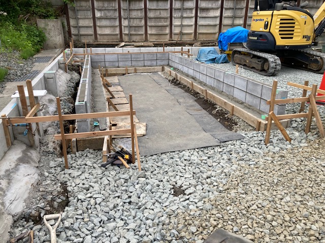 盛岡市の現場です。
ガレージの基礎ブロック積み作業が終わりました。