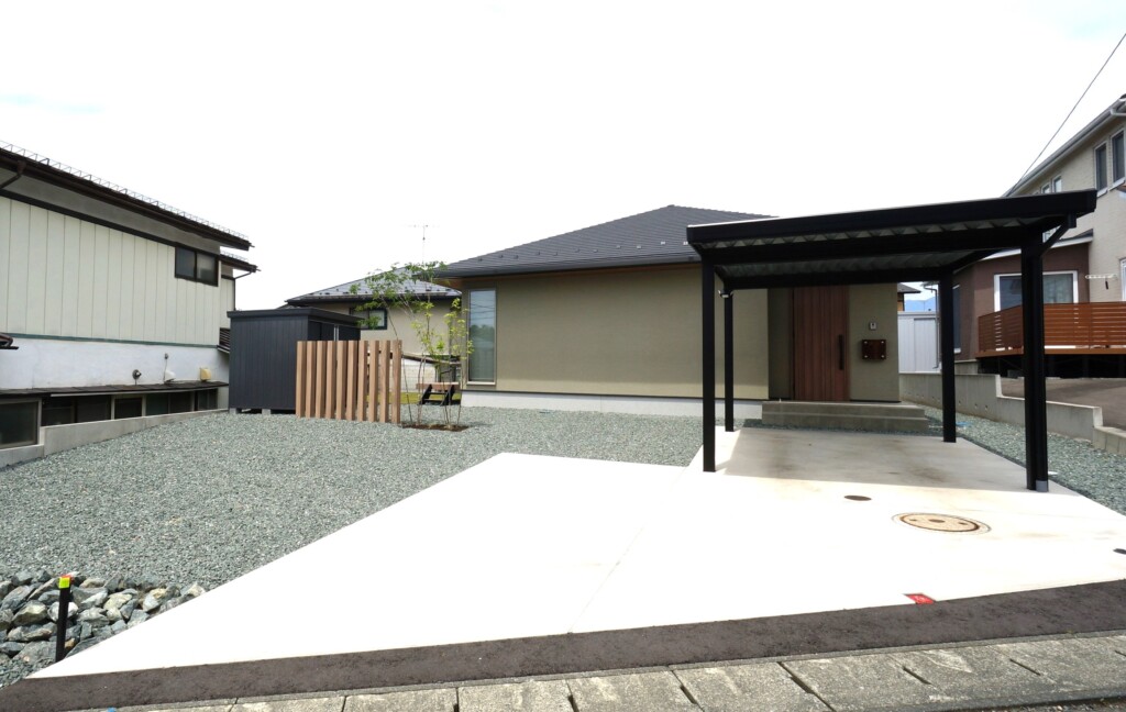 平屋の家と外構と庭