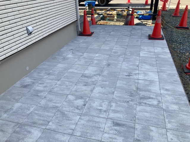 矢巾町の現場で平板敷き作業。
色ムラのある色調の平板が建物と調和するアプローチを演出してくれています。  