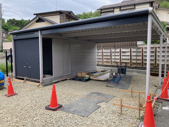 盛岡市の現場　ガレージの組み立て作業ほぼ終わりました。
