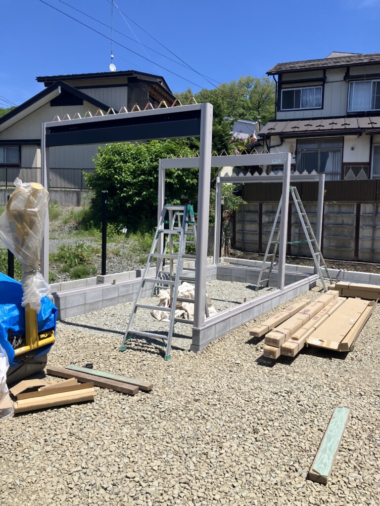 気温30度の中、ガレージの組み立てです。鉄板や柱が熱い！
お客様の夢と希望のガレージ頑張って作ります！