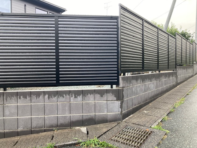 盛岡市の現場です。化粧ブロック積みと目隠しフェンスの取り付け作業。