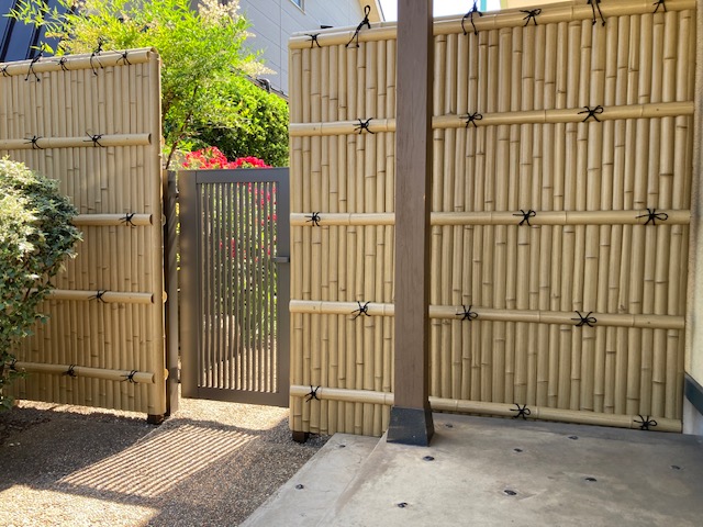 盛岡市の現場では人工竹垣フェンスの工事です。建仁寺垣。