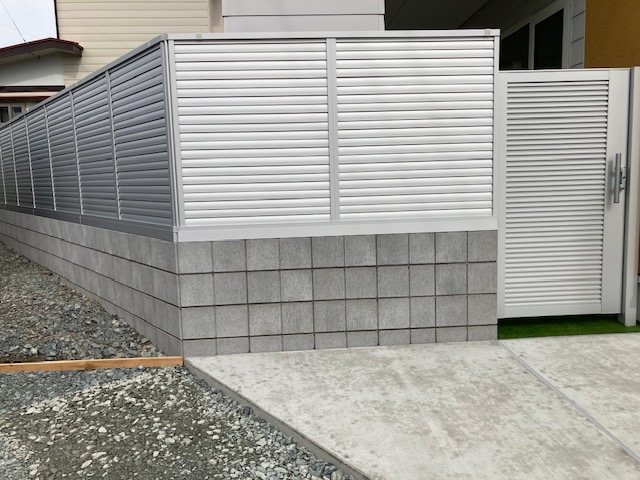 滝沢市の現場です。
ブロック積みにフェンス、門扉の取り付けが終わりました！